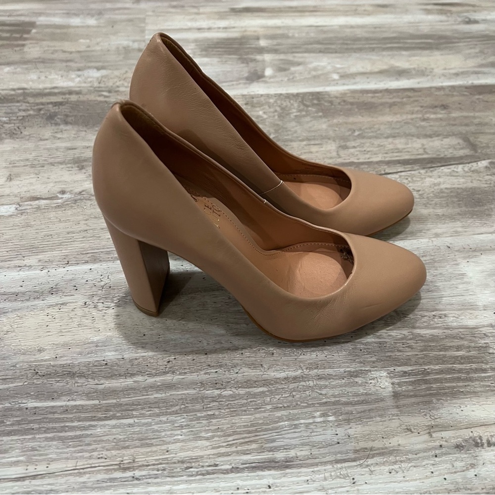 Vince Camuto Nude Women's Heels - Picture 2 of 4